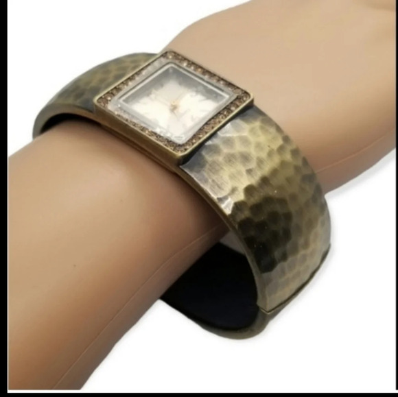 AVON "WILD SAFARI" BRASSTONE & RHINESTONE TEXTURED CLAMPER BRACELET WATCH - Picture 4 of 5